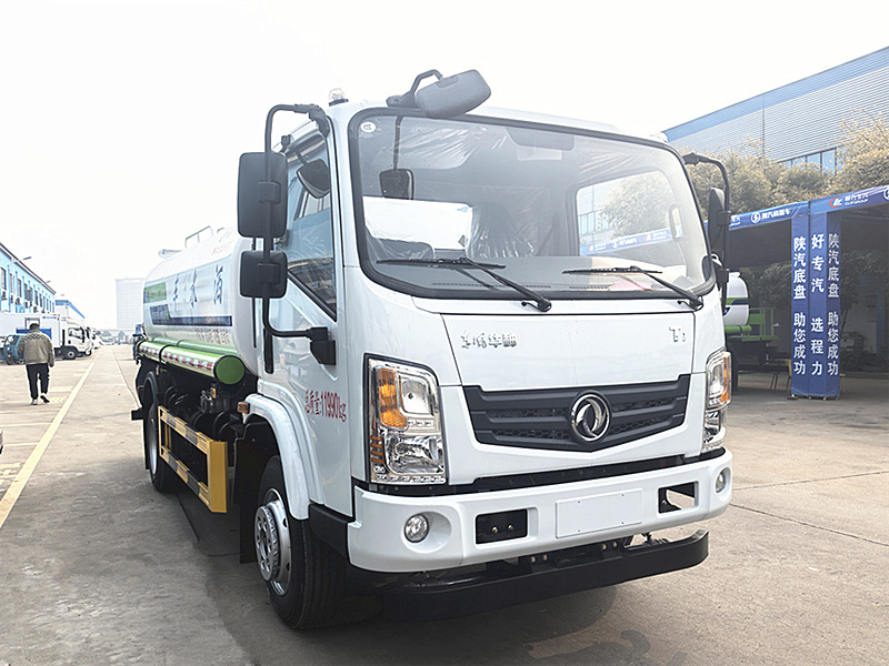 抑塵霧炮車、程力灑水車都來了，開展消毒作業(yè)