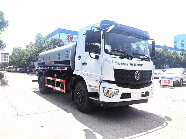 康明斯灑水車多少錢，東風(fēng)12噸14噸康明斯灑水車參數(shù)表