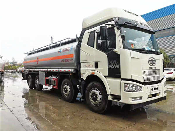 26方運(yùn)油車，解放前四后六運(yùn)油車發(fā)車到遼寧大連