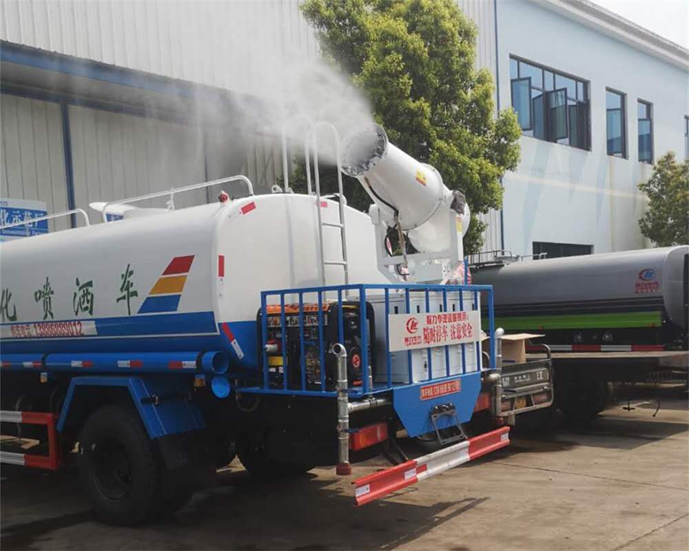 霧炮灑水車噴出的水霧如何降溫除塵及疫情霧化消毒？
